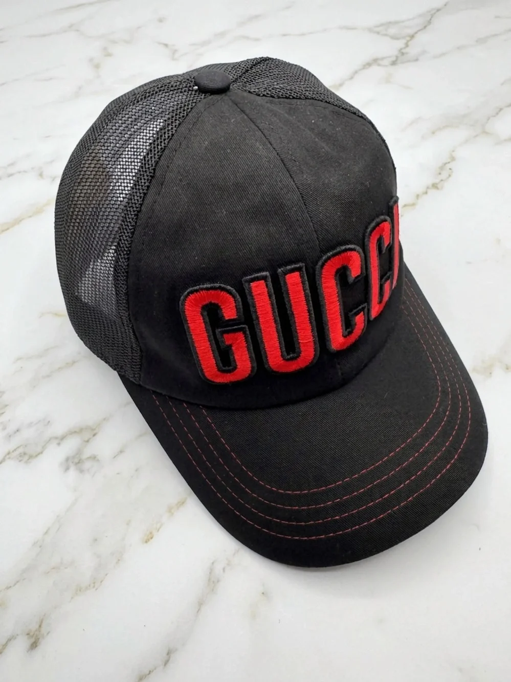 Gucci Black Hat Baseball Cap Size M 58 cm Red Embroidered Logo Mesh Back Tracker